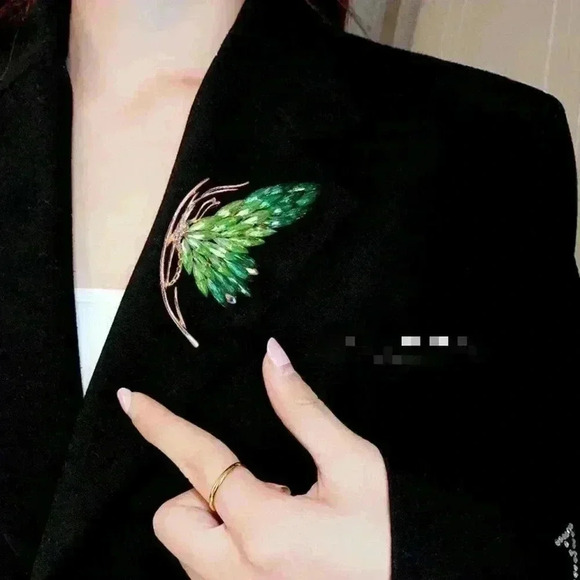 European French Style Ultra-Bright Gradient Crystal Butterfly Brooch - Picture 8 of 8